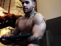 Muscle hunk Samuel O Toole masturbates